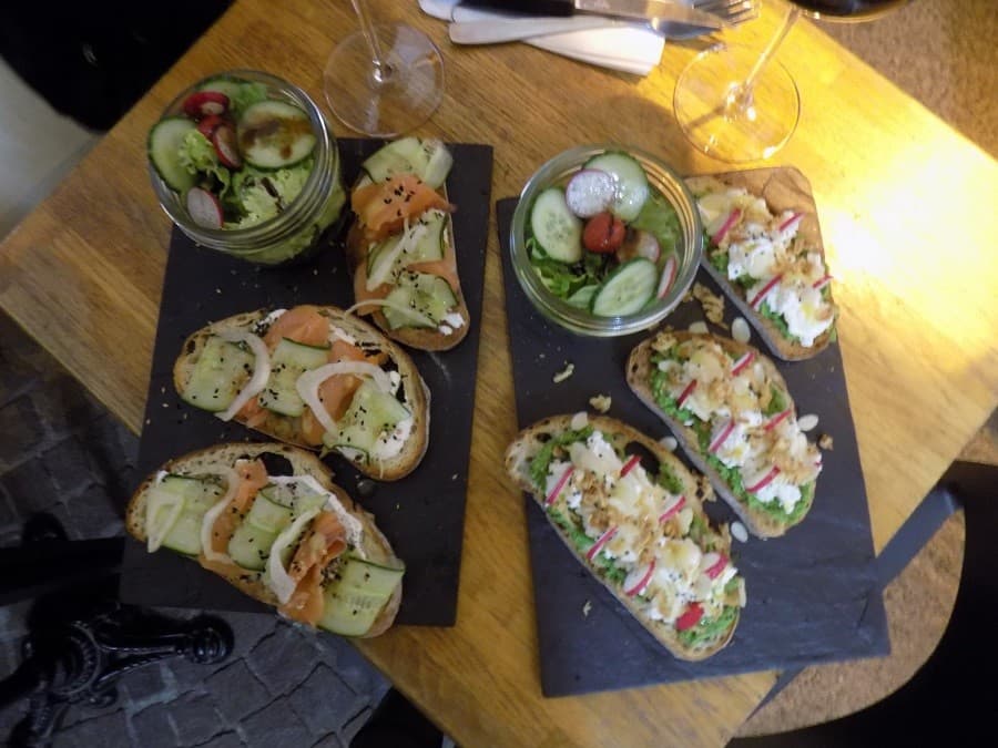 vinarium bar à vin A gauche, la Nordique et à droite, la Brousse