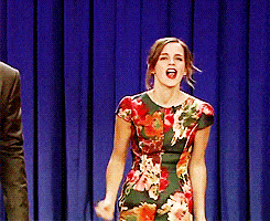 exposition Kanji Kana BLine à La Fenêtre Emma watson happy dance GIF