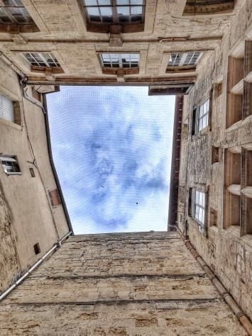 circuit dans le centre ville de Montpellier place pétrarque montpellier