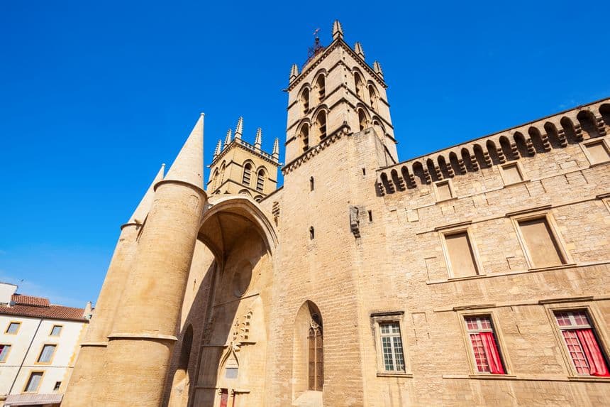 circuit dans le centre ville de Montpellier cathédrale st pierre montpellier