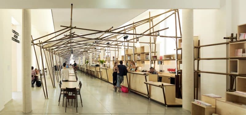 circuit dans le centre ville de Montpellier café de la panacée