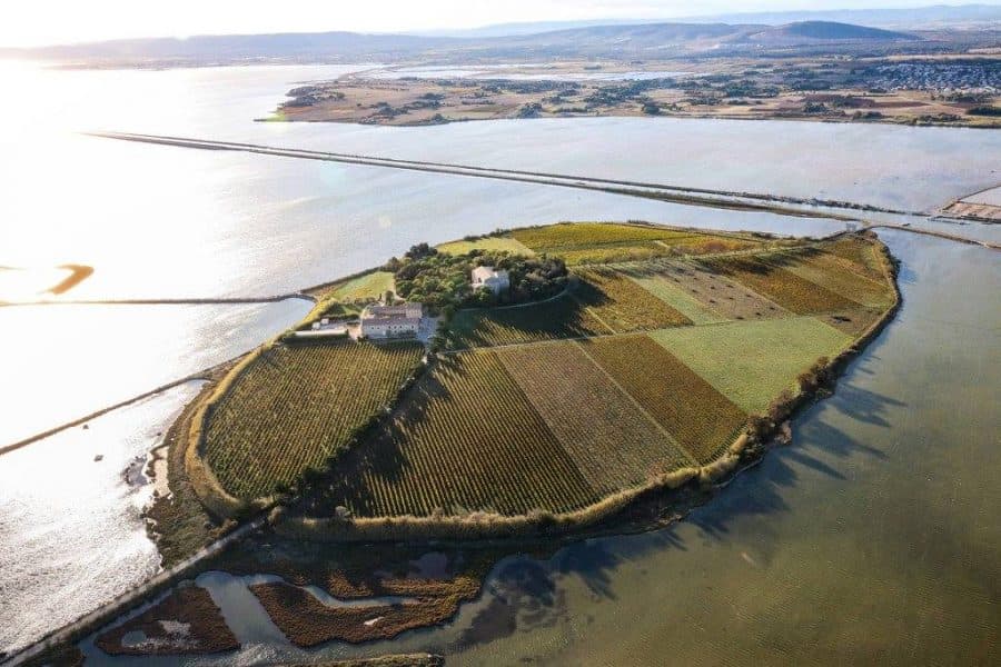 Presqu'île de Maguelonne avec son domaine viticole et ses monuments