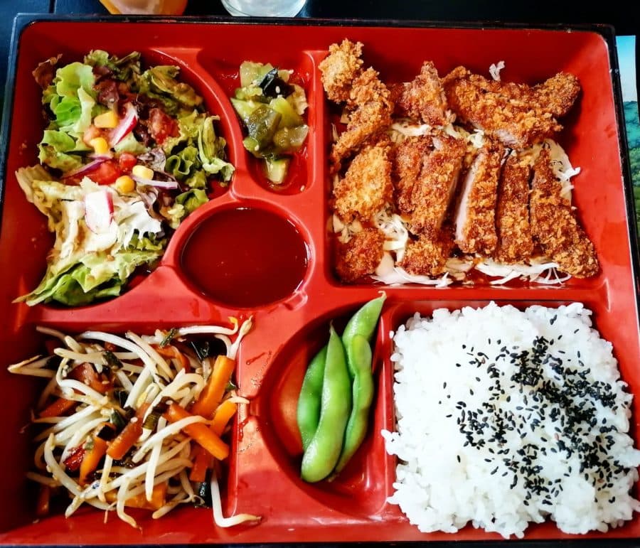 bento japonais avec riz, poulet crudités