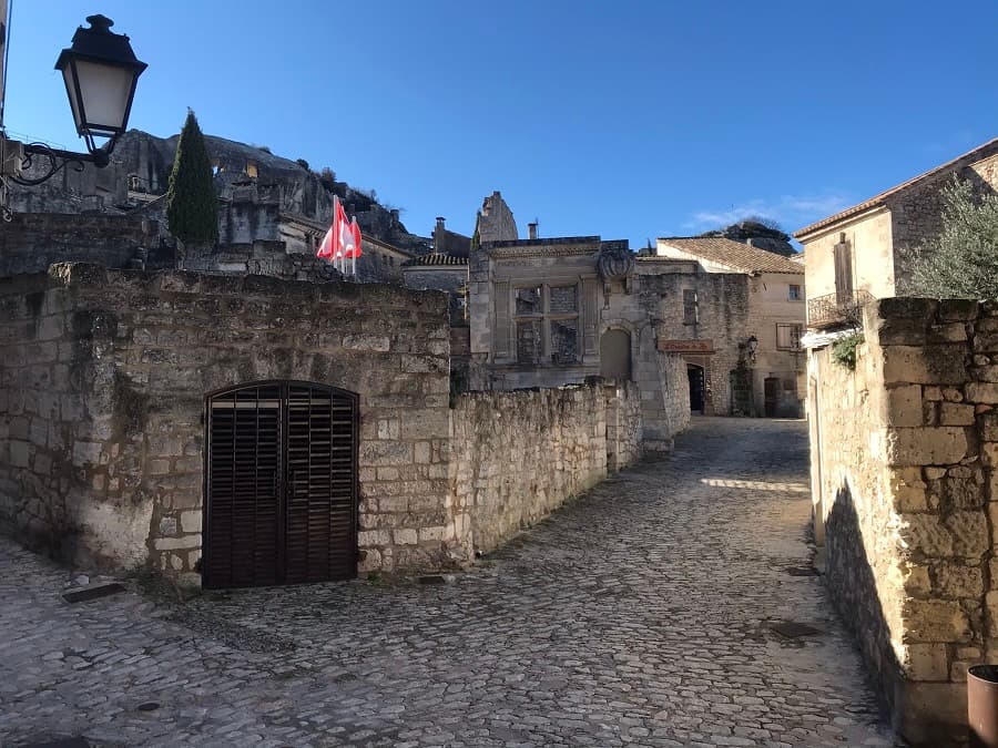 Baux De Provence Le Village Medieval Qui Fait Beaucoup Parler De Lui