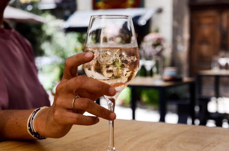 apéro en terrasse à Montpellier les enfants rouge vin montpellier