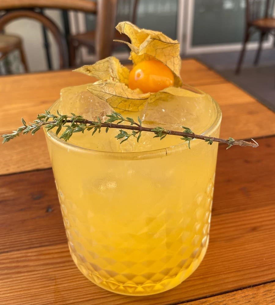 apéro en terrasse à Montpellier madrediosa bar à cocktails et bière des beaux-arts