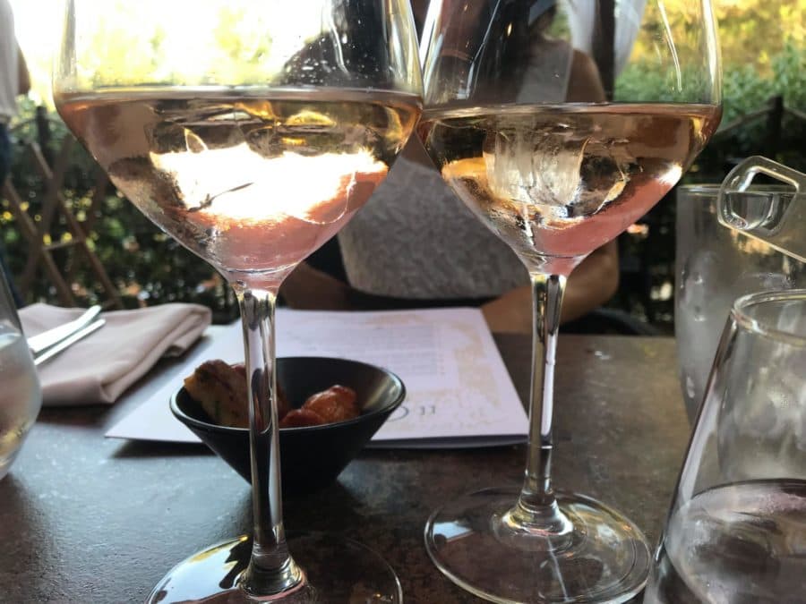 Le clos des oliviers restaurant Verres de rosé sur une terrasse près de Montpellier
