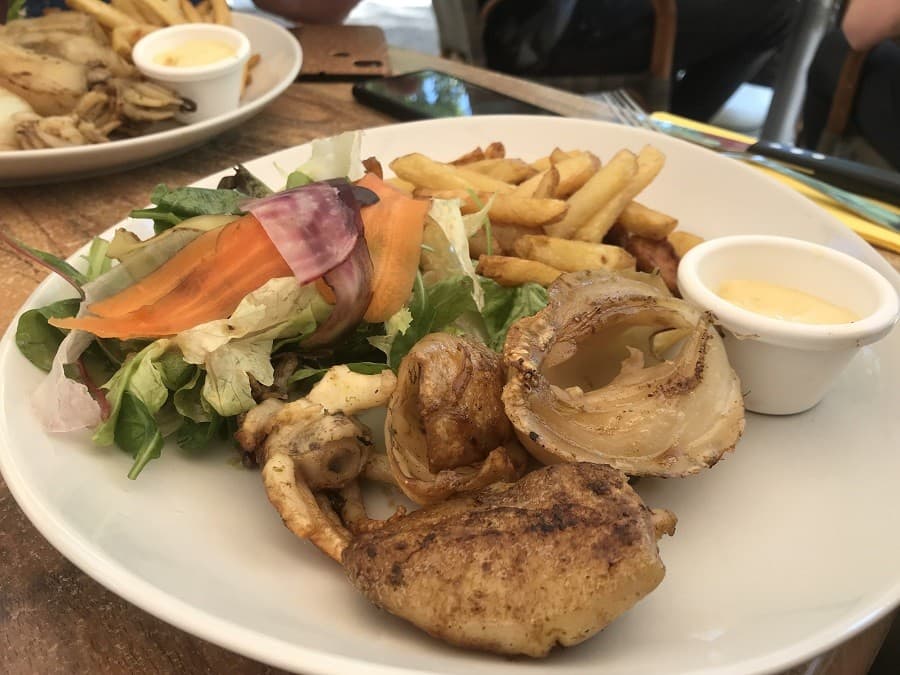the white cat restaurant bar Le plat de seiches avec frites