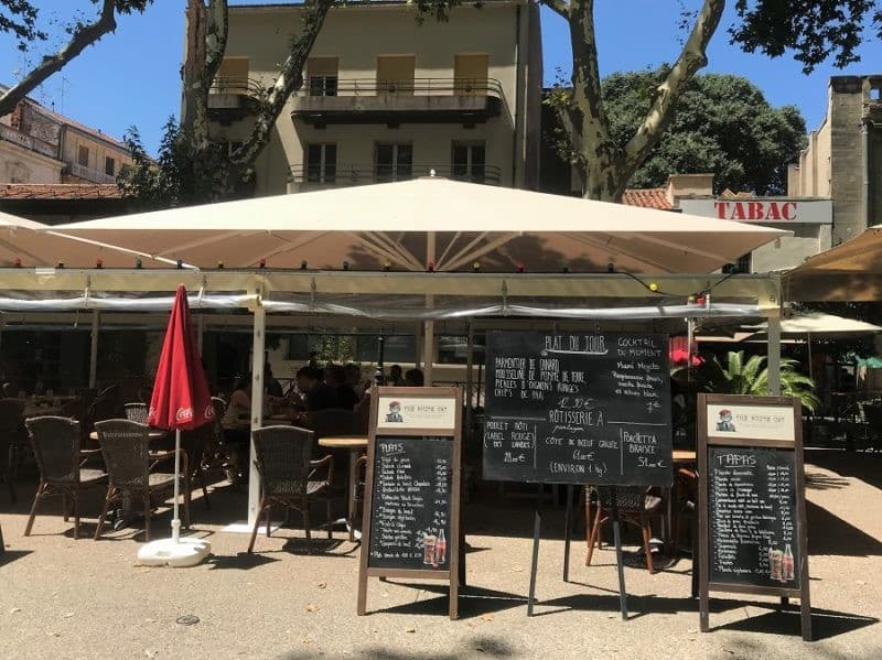 white cat restaurant terrasse esplanade