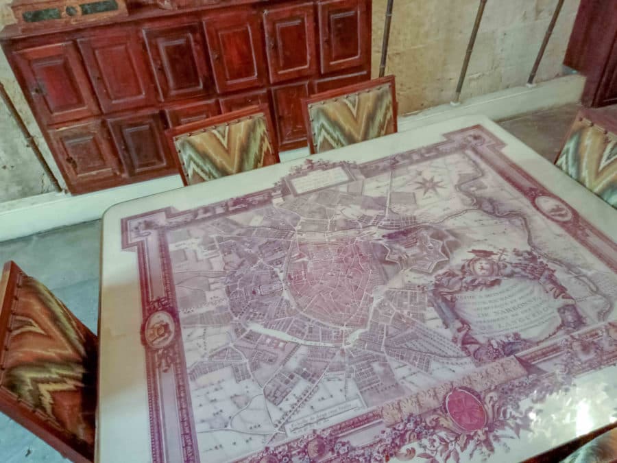 La grande table sur laquelle se trouve un ancien plan de Montpellier